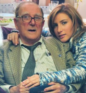 María Martín Titos con su abuelo el acuarelista y artista Juan Titos Santos 
